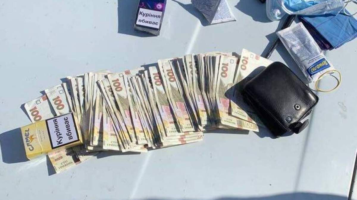 Посадовця мерії впіймали на гарячому – при передачі грошей Посадовця мерії впіймали на гарячому – при передачі грошей