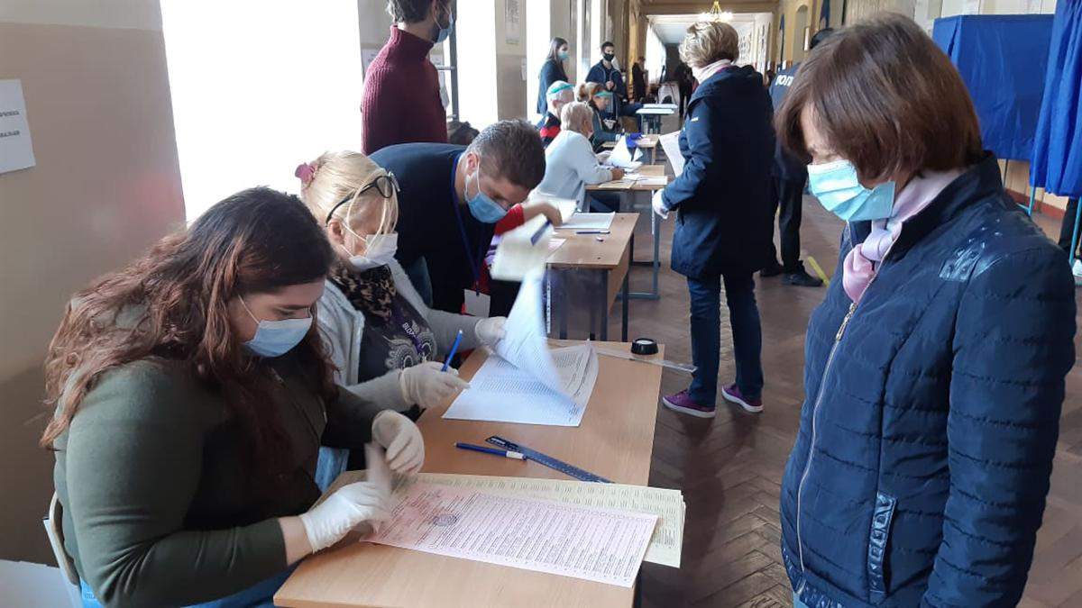 У Черкасах виборців опитували прямо на виборчій дільниці, – КВУ У Черкасах виборців опитували прямо на виборчій дільниці, – КВУ