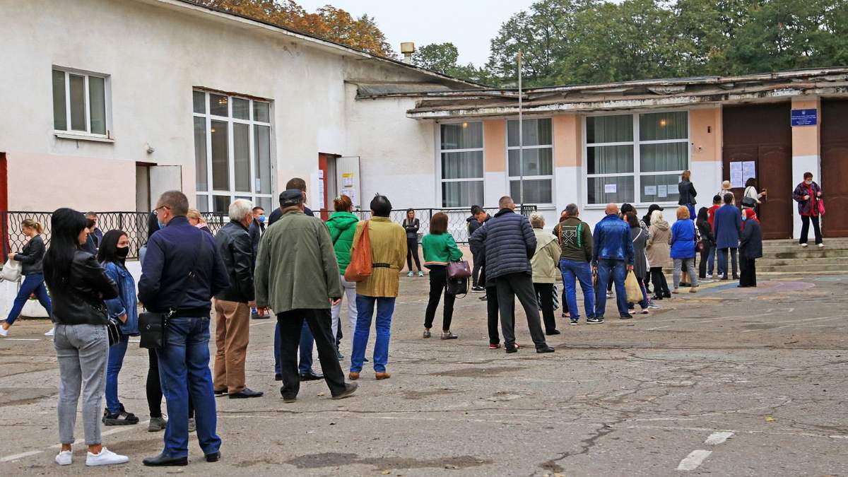Украинцы стоят в очередях, чтобы проголосовать на местных выборах Украинцы стоят в очередях, чтобы проголосовать на местных выборах