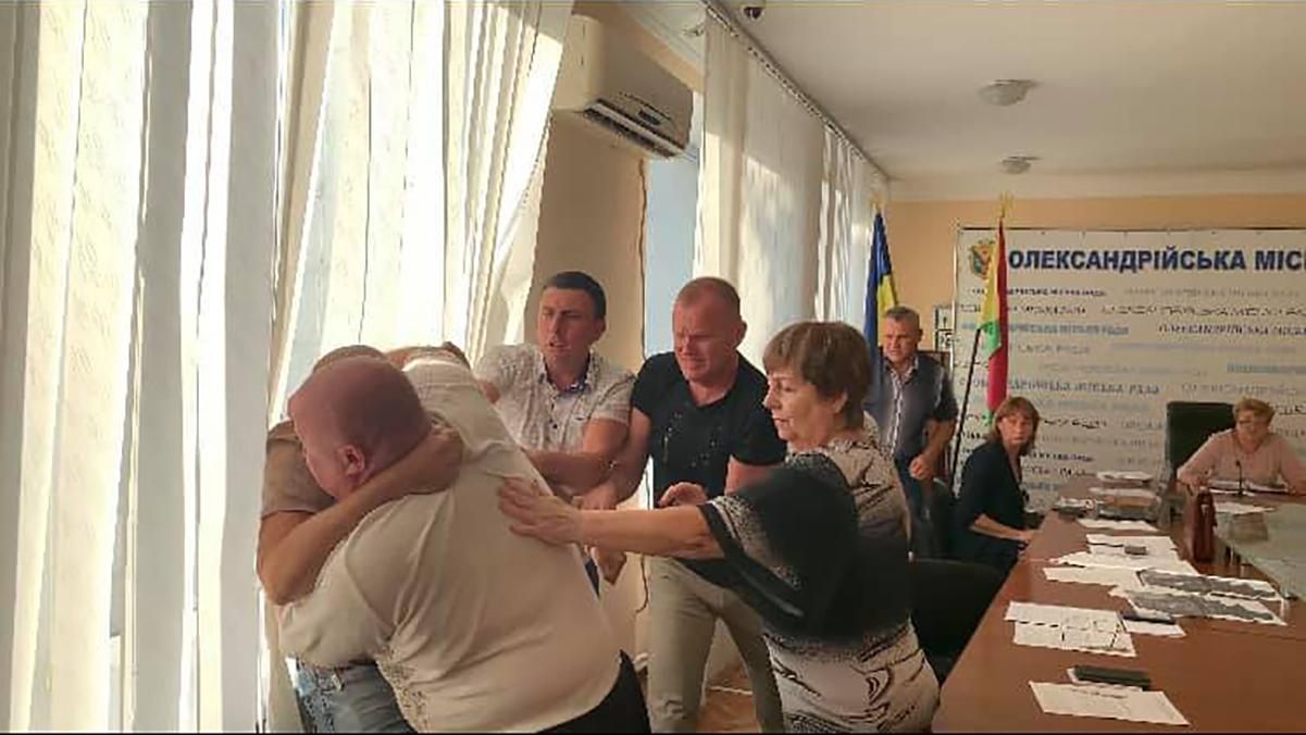 Кулаком в обличчя жінці: члени виборчої комісії влаштували бійку в Олександрії – деталі та відео