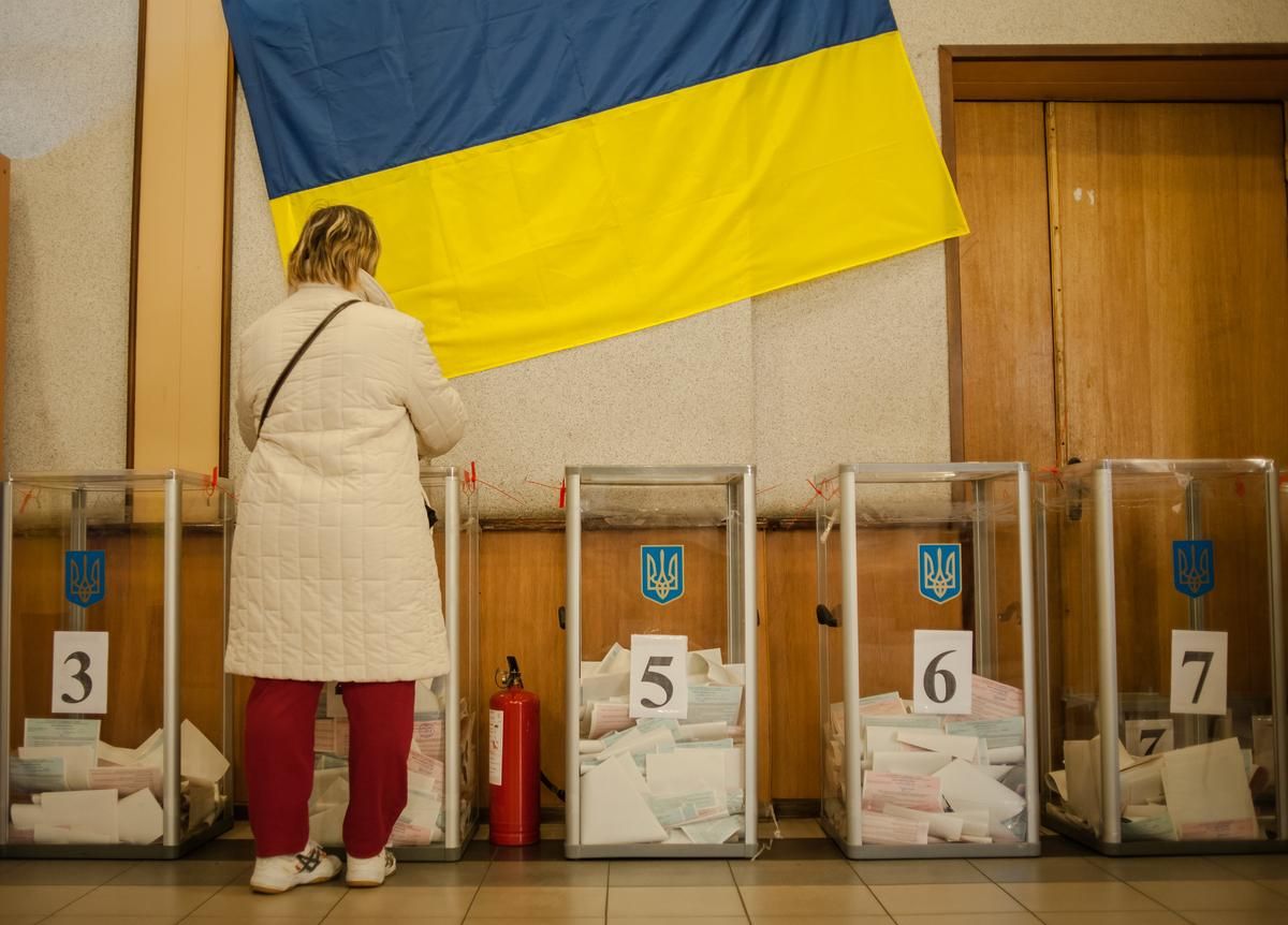 На виборах до місцевих рад балотуються 56 народних депутатів: список