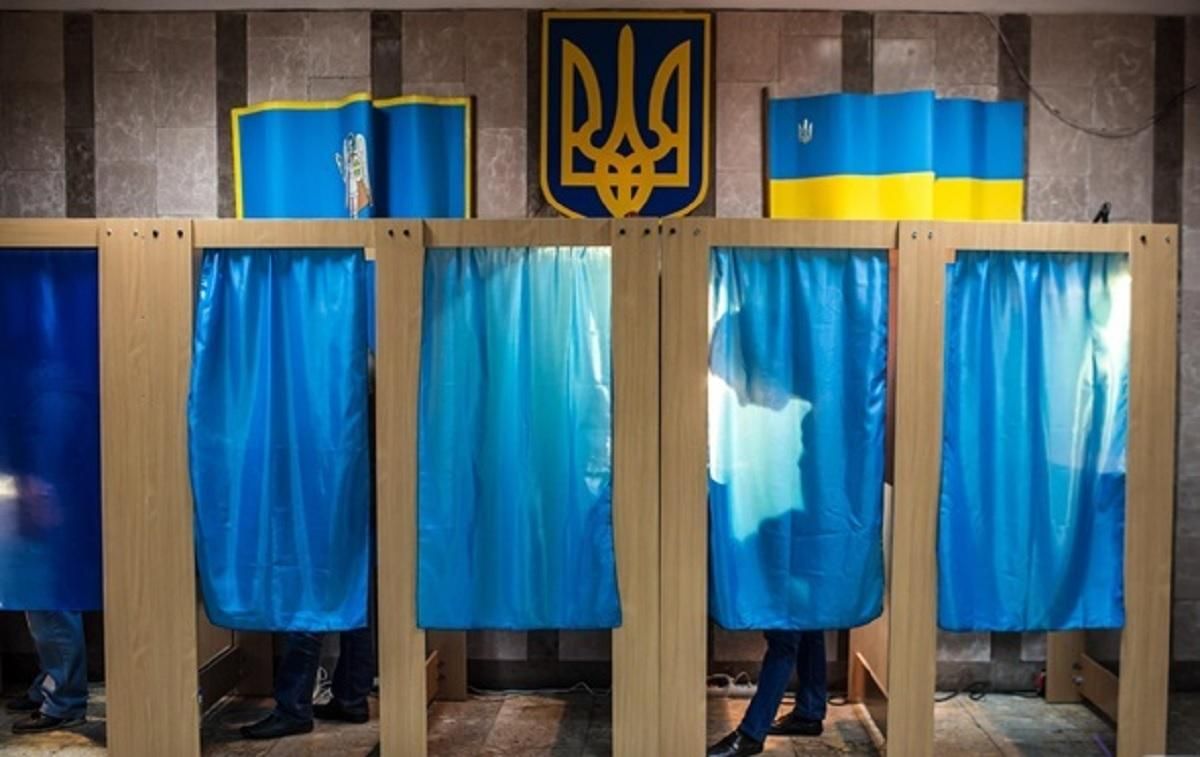 Листівки з дивними порадами щодо виборів у Чернівцях: фото