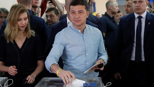 Володимир Зеленський віддав голос на місцевих виборах та посперечався з журналістами