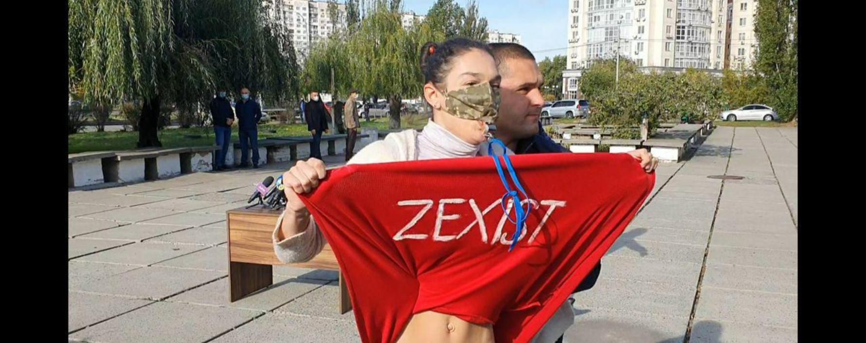 Активістка Femen оголилась перед Зеленським на дільниці: фото, відео 