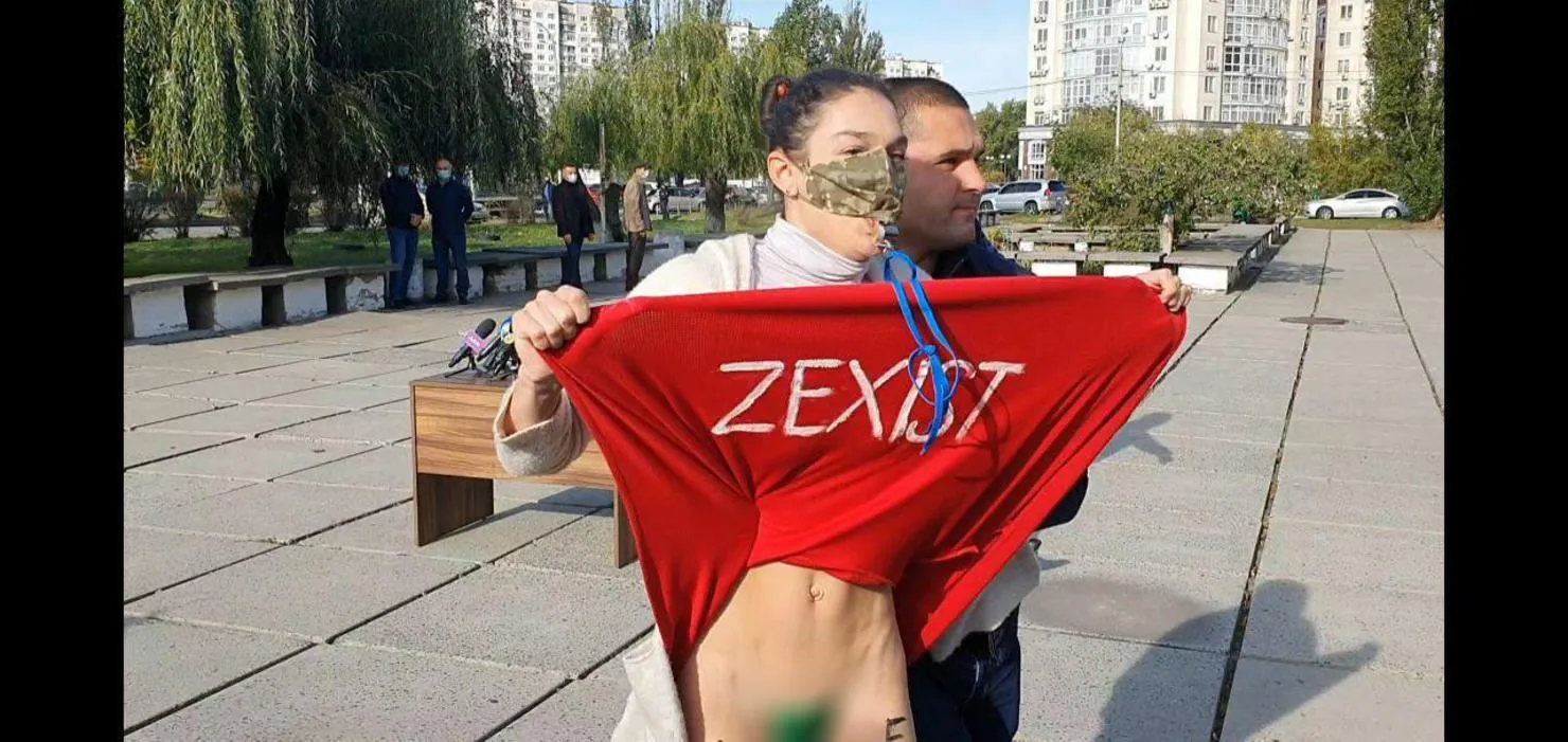 подняла юбку на улице Активистка Femen обнажилась перед Зеленским на участке: фото, видео