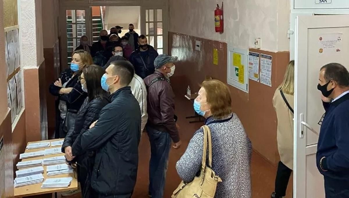 Как голосуют на Закарпатье: очереди, столкновения ромов - фото