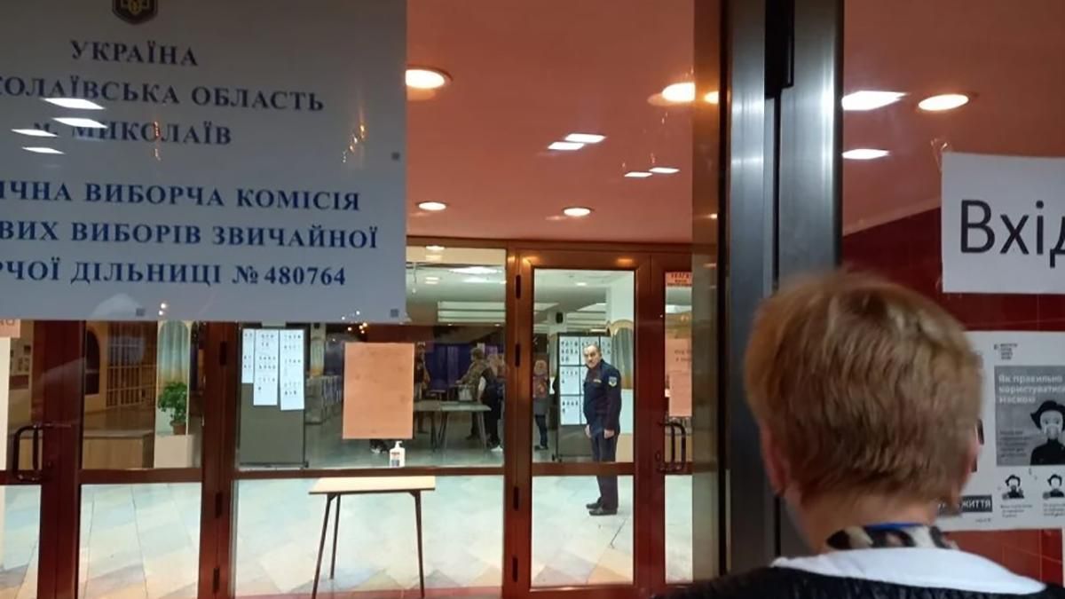 Голова виборчої дільниці у Миколаєві нахабно виштовхала спостерігачку за двері вночі: відео