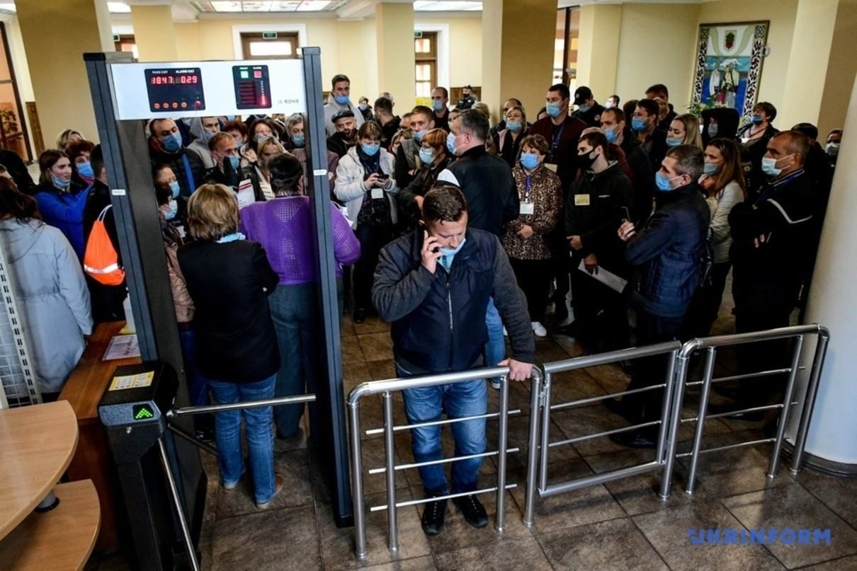 В Запорожье сотни члене УИК застряли в городской комиссии фото