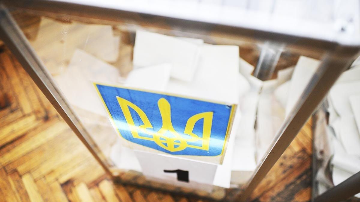 В Україні чоловік намагався підкупити виборців за 100 гривень: відео
