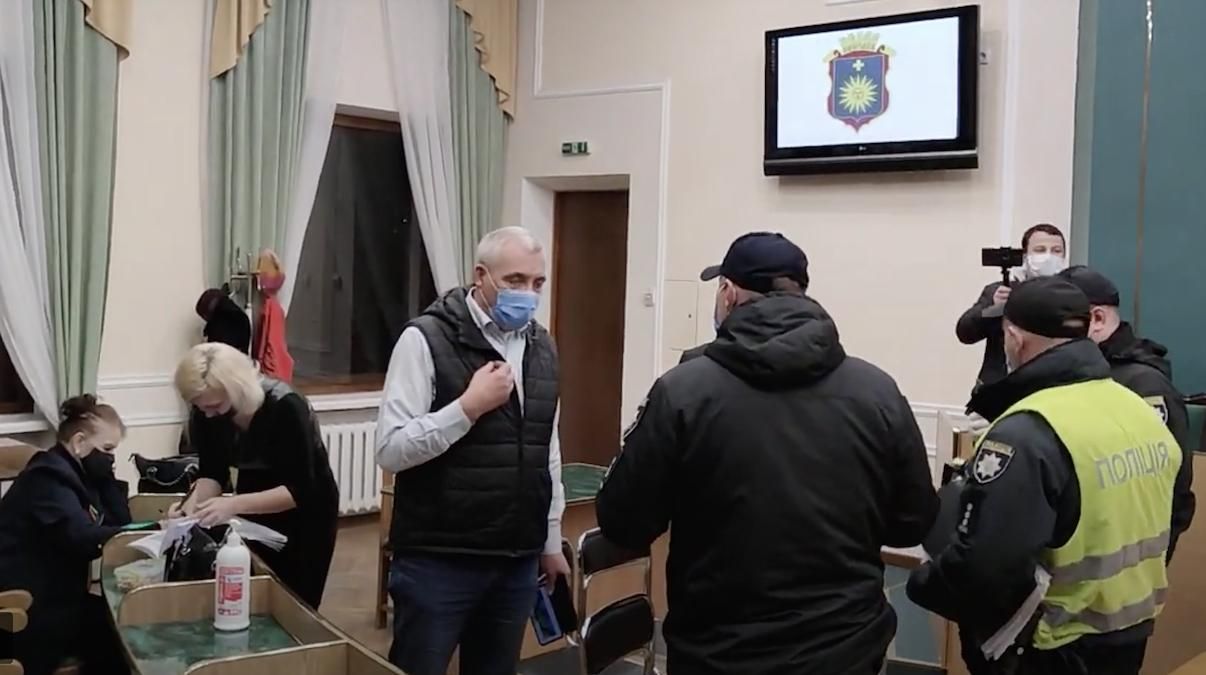 Выборы в Каменце-Подольском: в ТИК вызвали полицию из-за COVID-19
