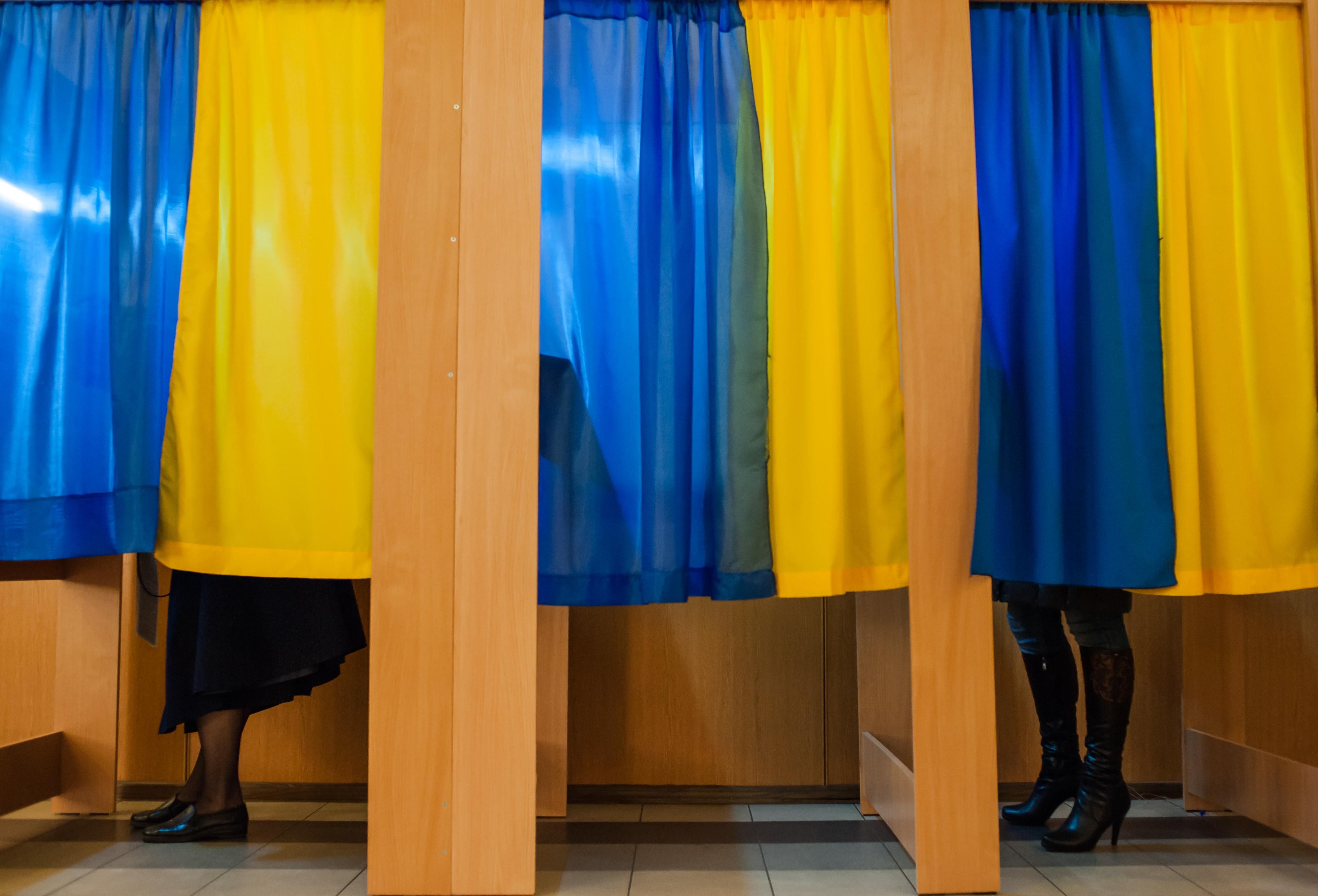 На Черкащині членкиня ДВК примушували людей голосувати за свого сина
