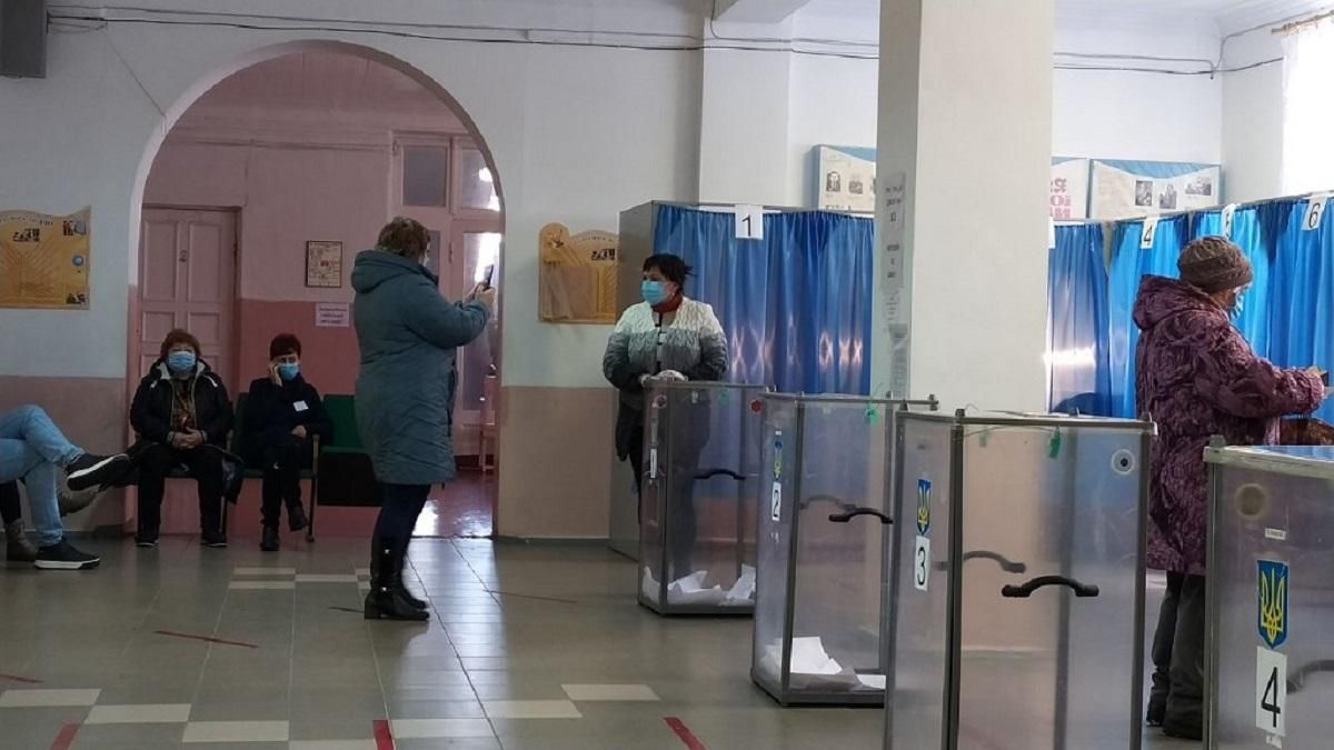 У Слов’янську люди роблять селфі біля виборчих урн, щоб виграти iPhone