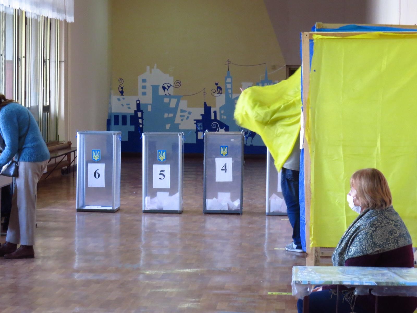 У Черкасах виборців підвозять на дільниці підозрілі автівки: фото