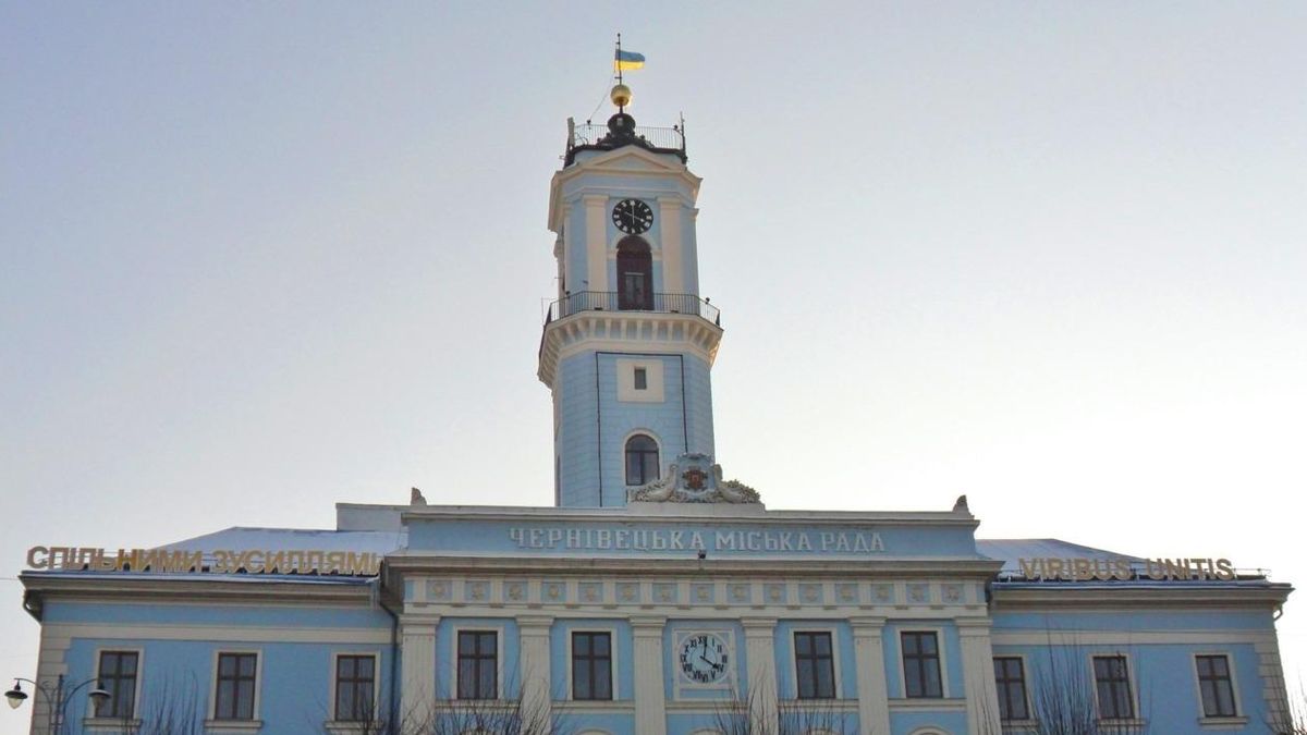 В Черновцах перед 2 туром выборов решили раздать по тысяче гривен