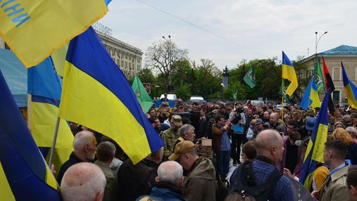 Оновлена Харківська міськрада збирається на перше засідання: там уже зранку мітингують 