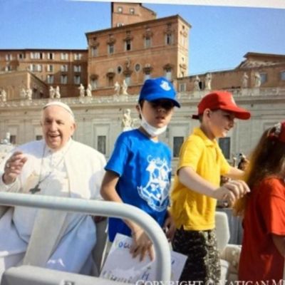Хлопчик із Чернівців зустрівся з Папою Франциском і навіть проїхався з ним у папамобілі