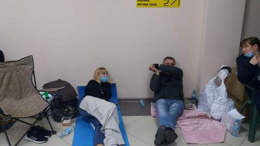 Сплять на підлогах, у туалет по черзі: як в Одесі члени комісії здають протоколи – фото, відео